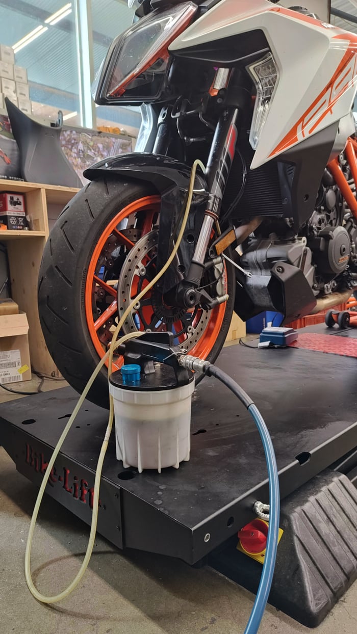 KTM 1290 Super Duke auf der Bike-Lift-Hebebühne beim Bremsflüssigkeitswechsel in der Werkstatt St. Gallen