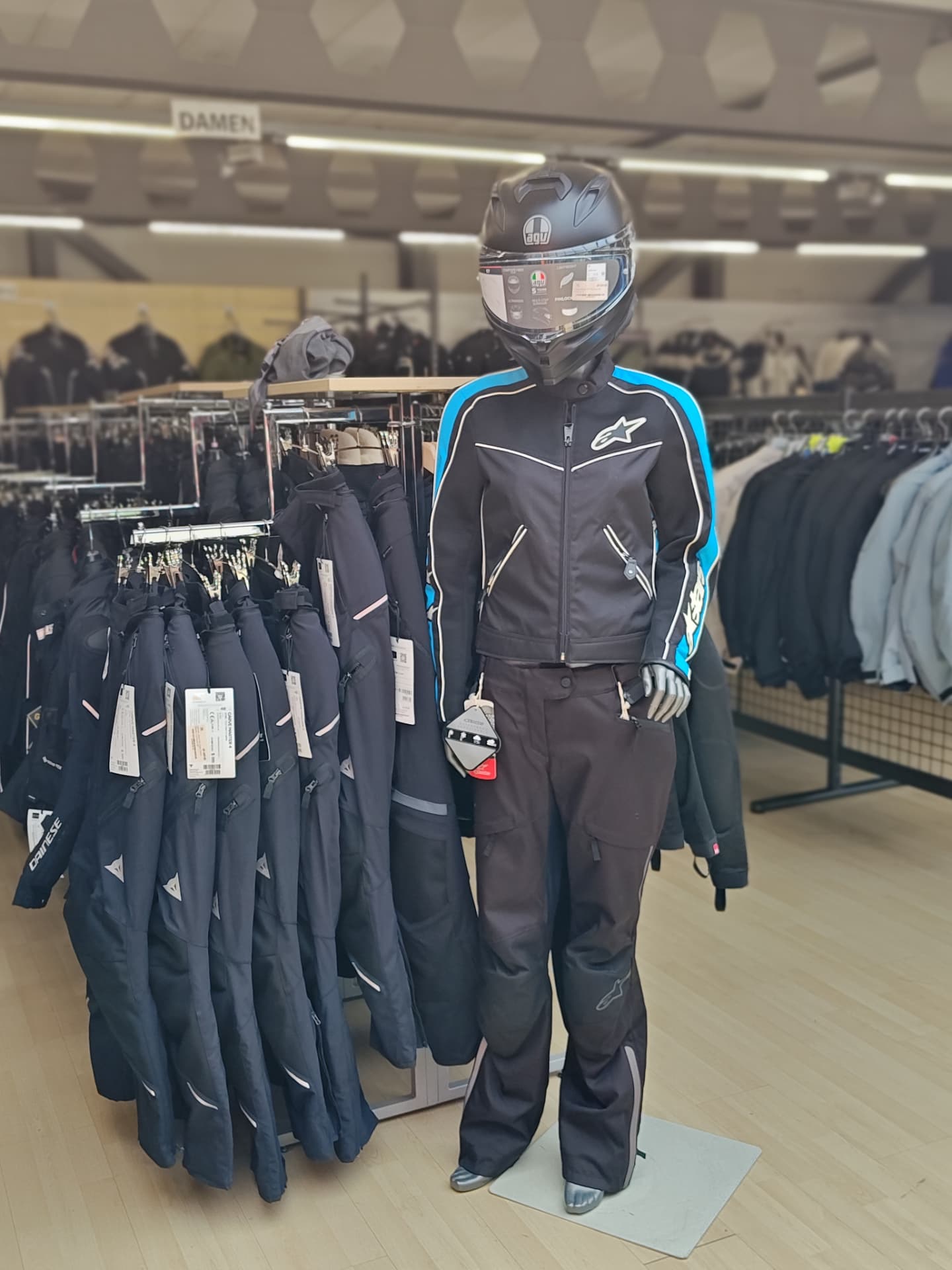 Damen-Outfit von Alpinestars mit AGV-Helm im Moto-Center WEST St. Gallen
