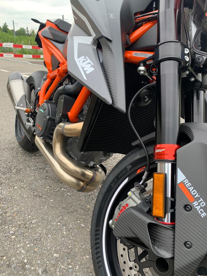 Carbon-Heckverkleidung und Kennzeichenhalter an einer KTM 1290 Super Duke RR