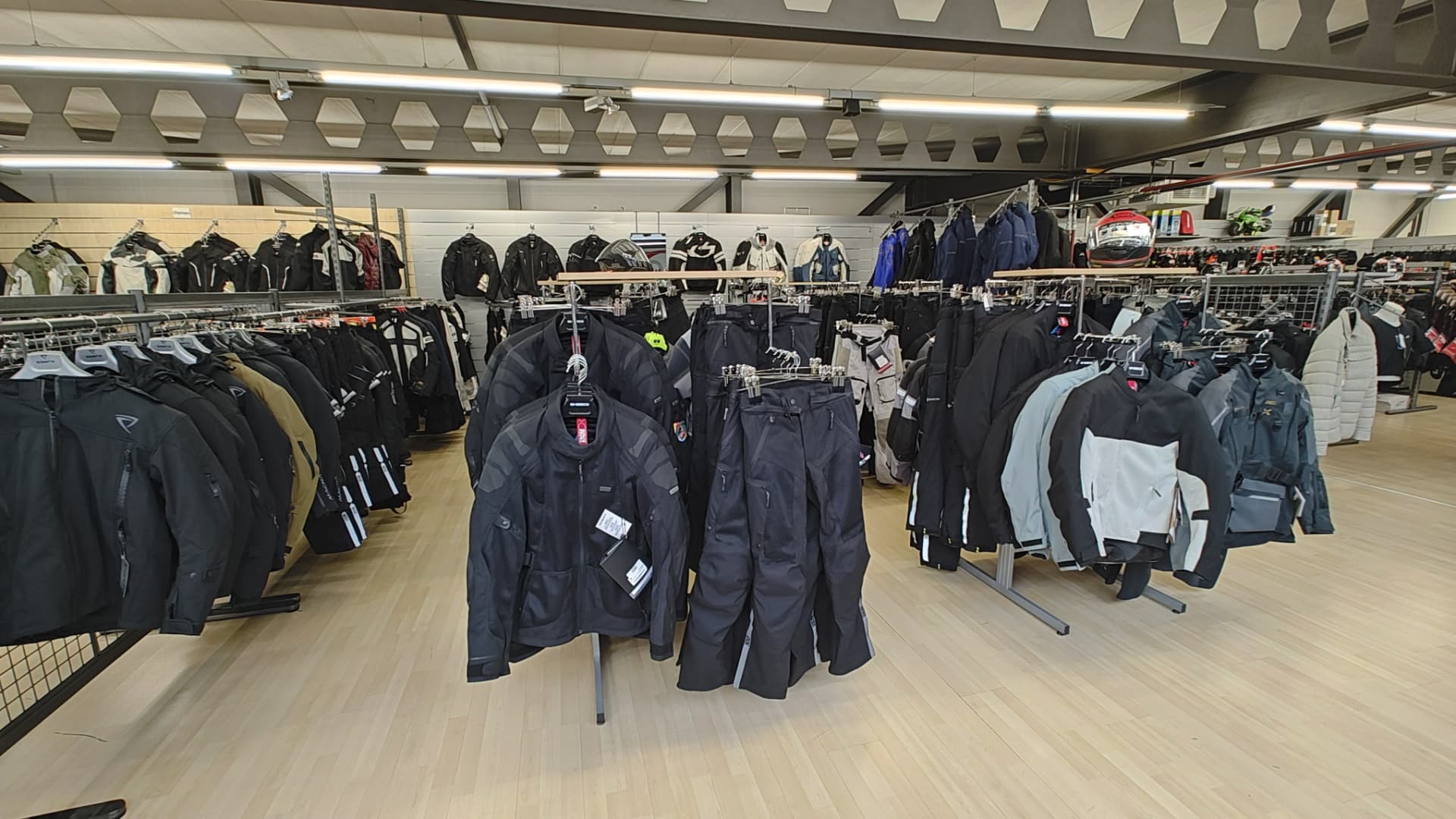 Bekleidungsabteilung im Moto-Center WEST – Jacken und Hosen an Gardinenstangen, St. Gallen Bekleidungsabteilung im Moto-Center WEST – Jacken und Hosen an Gardinenstangen, St. Gallen