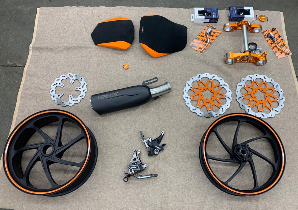 Ausgelegte Tuning-Teile: Remus-Auspuff, Schmiederäder, Wave-Bremsscheiben, Gilles-Rastenanlage und KTM-Hebel