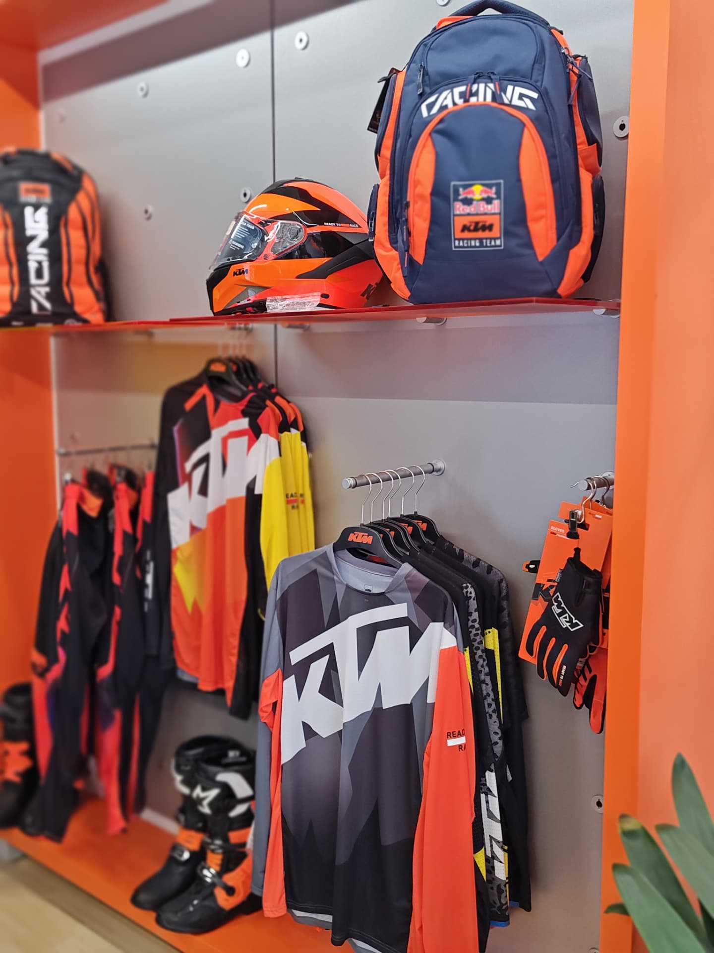 KTM Offroad-Wand mit Helm, Jerseys und Stiefeln im Moto-Center WEST St. Gallen