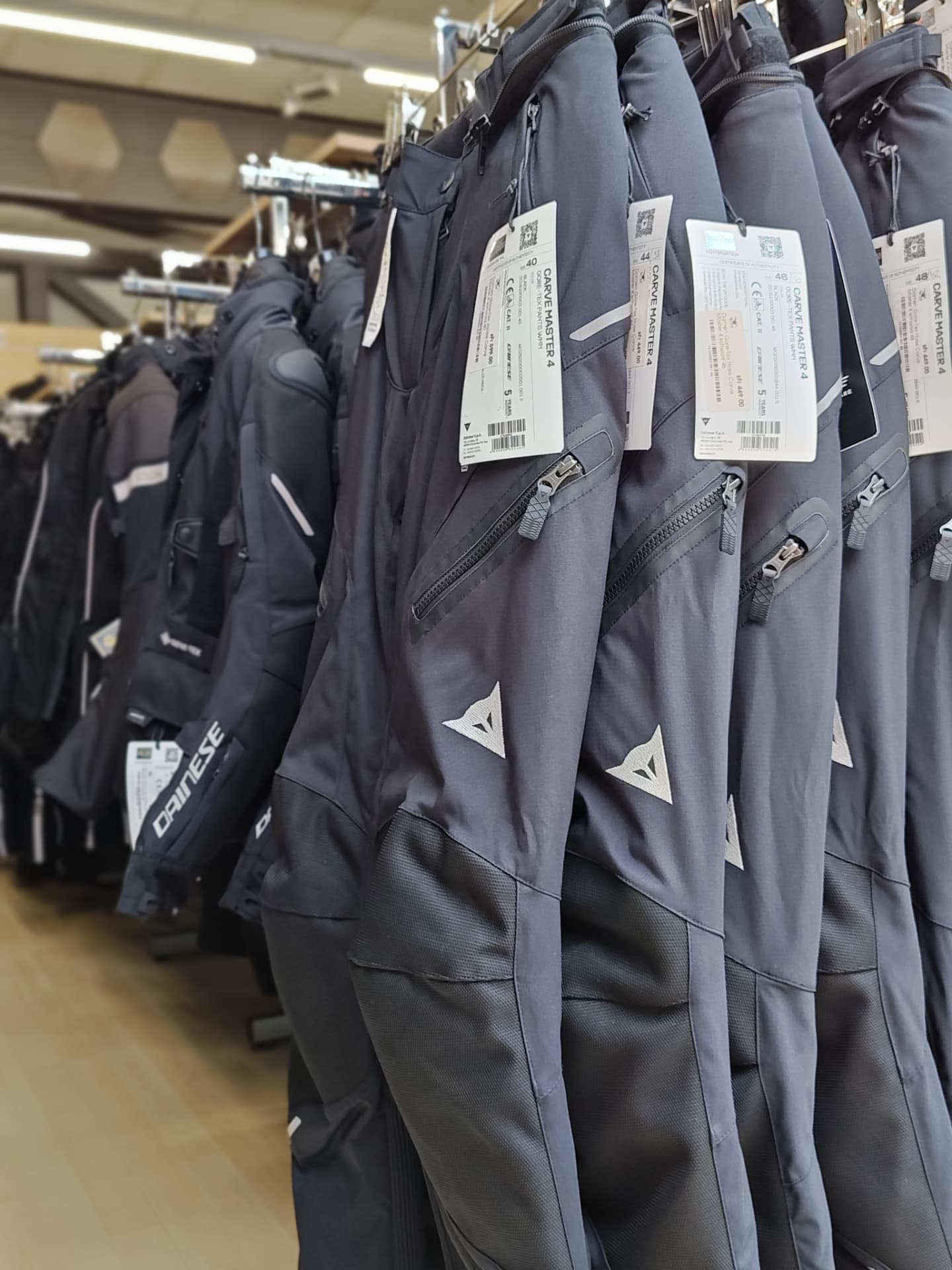 Motorradhosen von Dainese mit Preisschildern am Bekleidungsständer im Moto-Center WEST Motorradhosen von Dainese mit Preisschildern am Bekleidungsständer im Moto-Center WEST