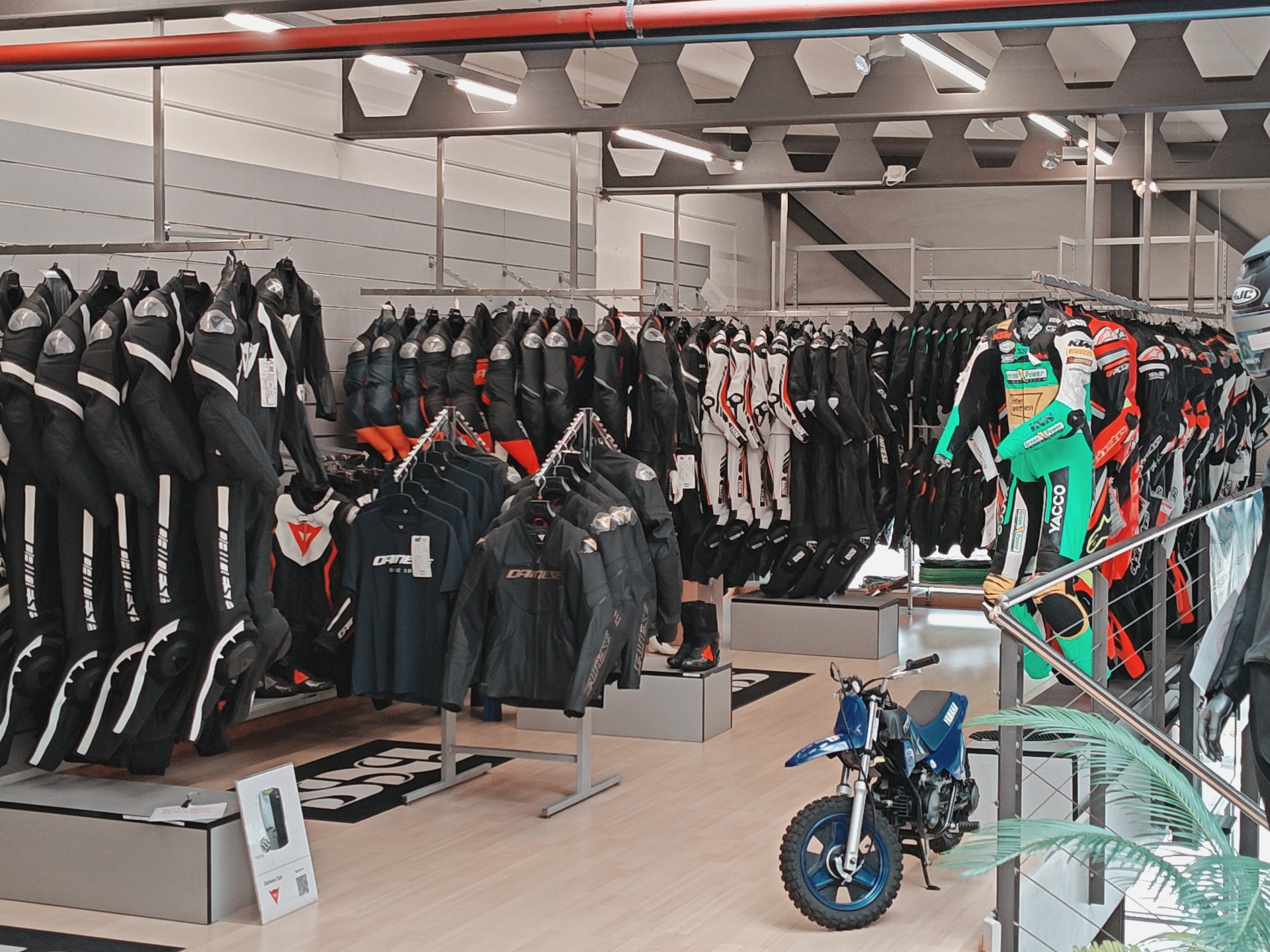 Lederkombis von Dainese, iXS und Alpinestars im Moto-Center WEST St. Gallen