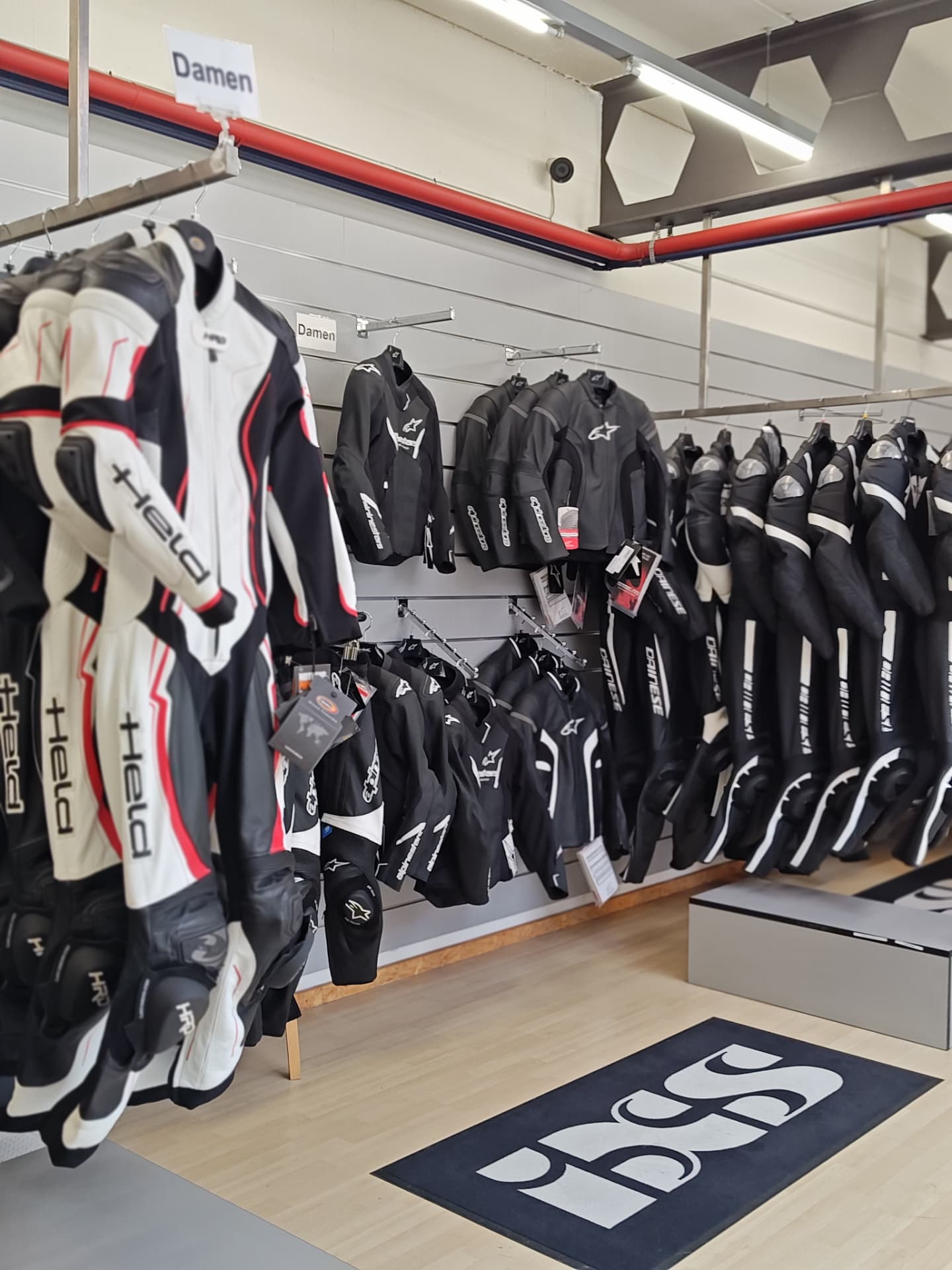 Jacken & Hosen im Motorradbekleidungs-Shop des Moto-Center WEST St. Gallen