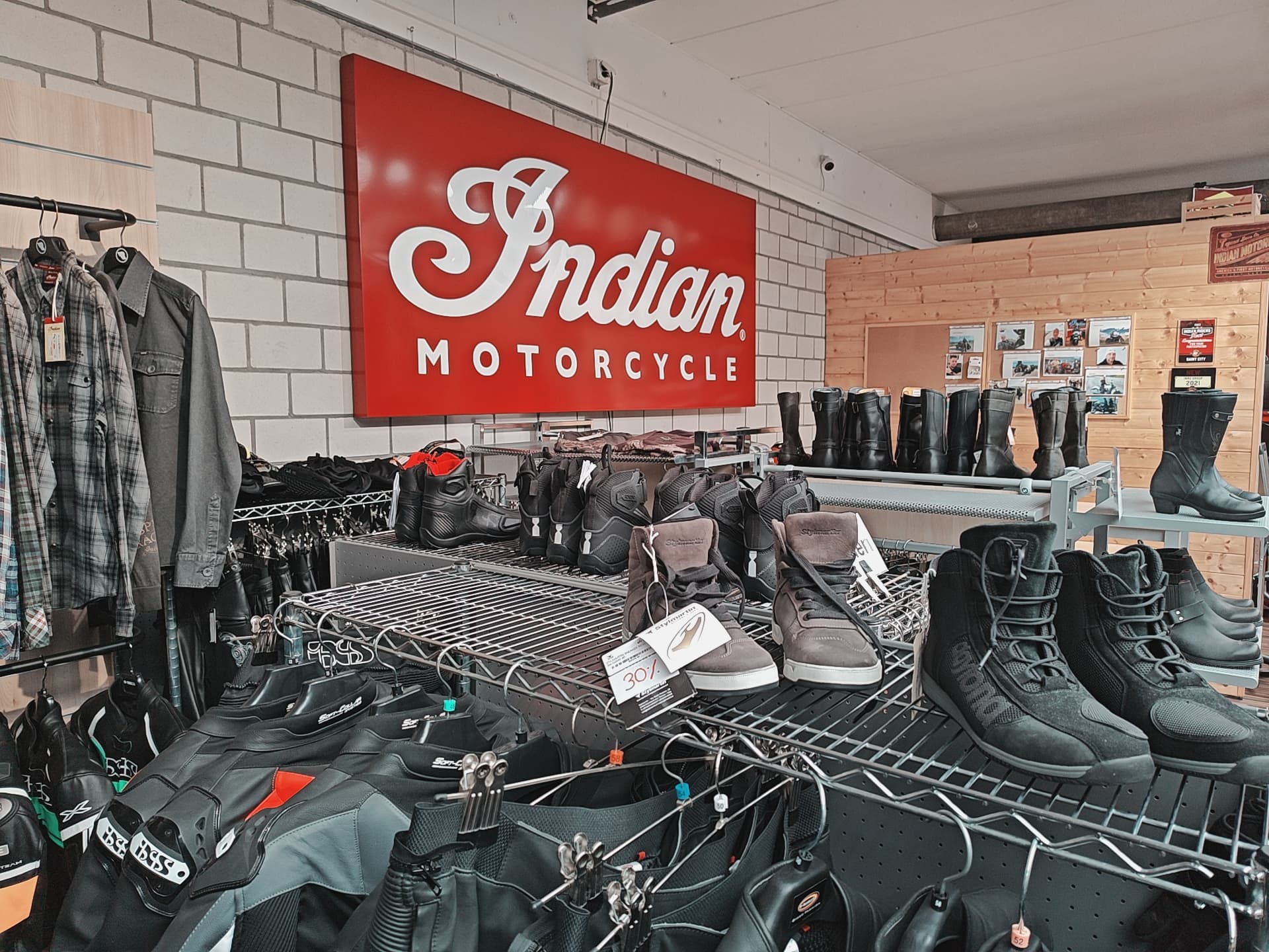 Motorradstiefel unter dem Indian-Schild im Moto-Center WEST St. Gallen