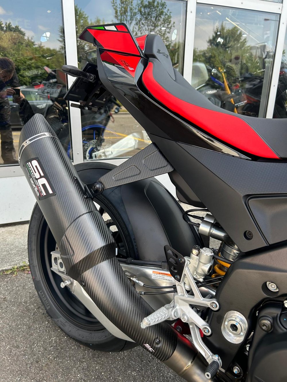 Aprilia RSV4 mit SC-Project Carbon-Auspuffanlage von hinten fotografiert
