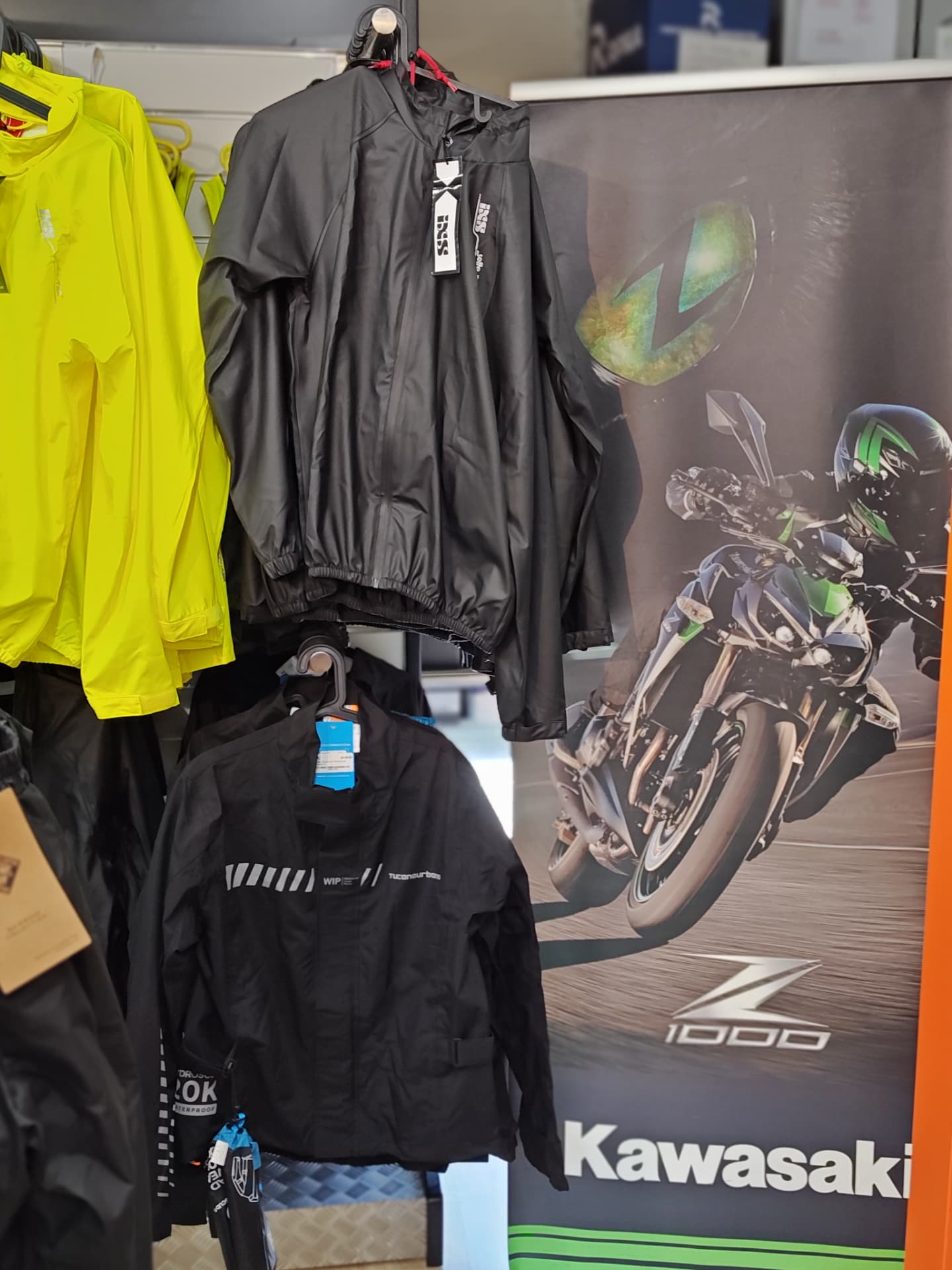iXS und Tucano Urbano Regenjacken im Moto-Center WEST St. Gallen