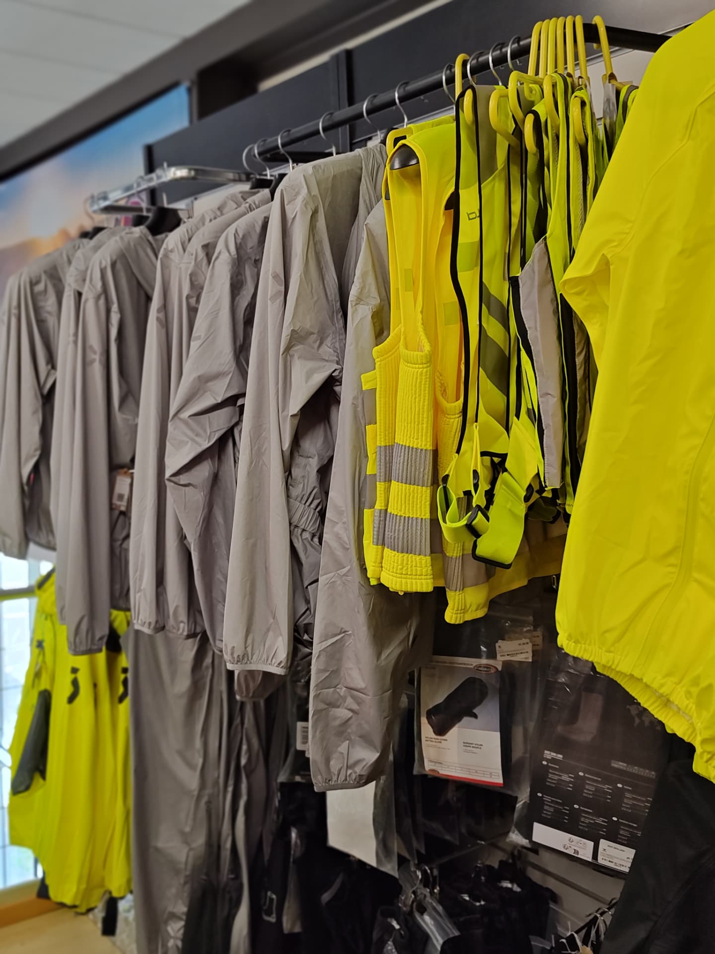 Regenbekleidung und Warnwesten im Moto-Center WEST St. Gallen