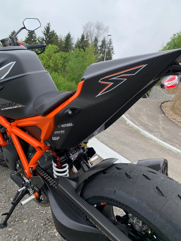 Carbon-Sitzbankverkleidung und WP-Federbein einer KTM Super Duke RR im Detail