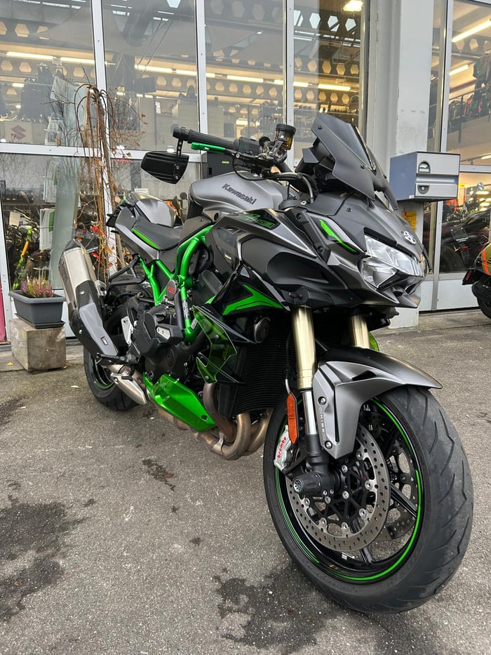 Kawasaki Z H2 SX mit Sturzpads, Handprotektoren und Zubehör vor dem Showroom in St. Gallen