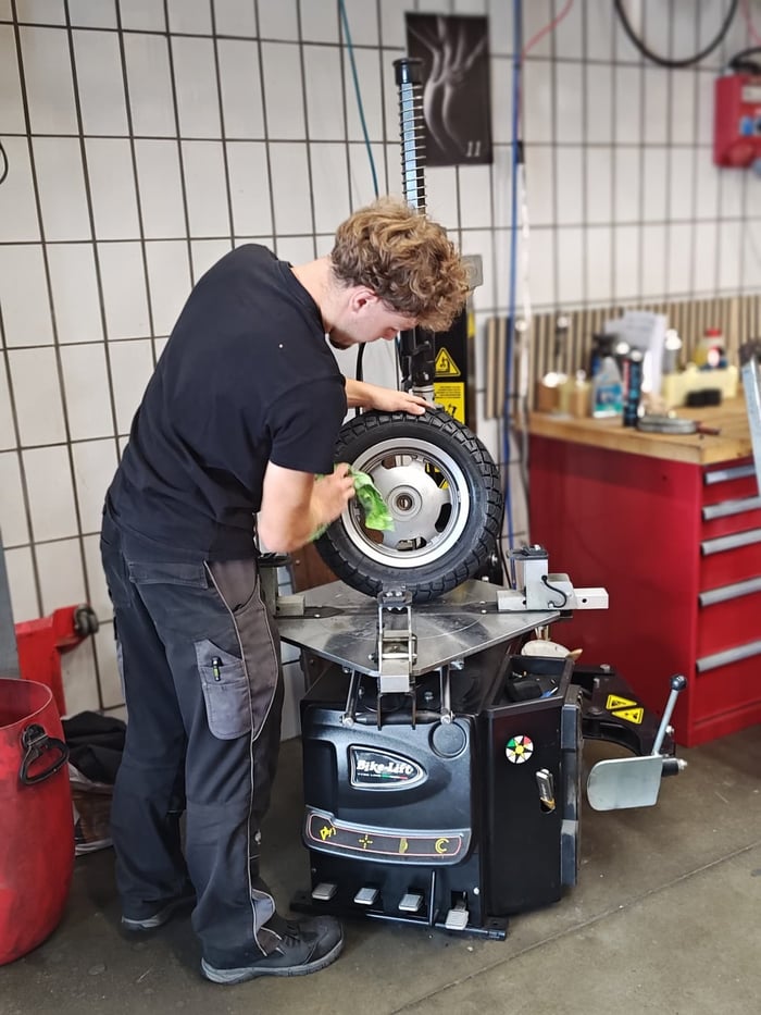 Reifenmontage an der Reifenmaschine in der Werkstatt von Moto-Center WEST St. Gallen