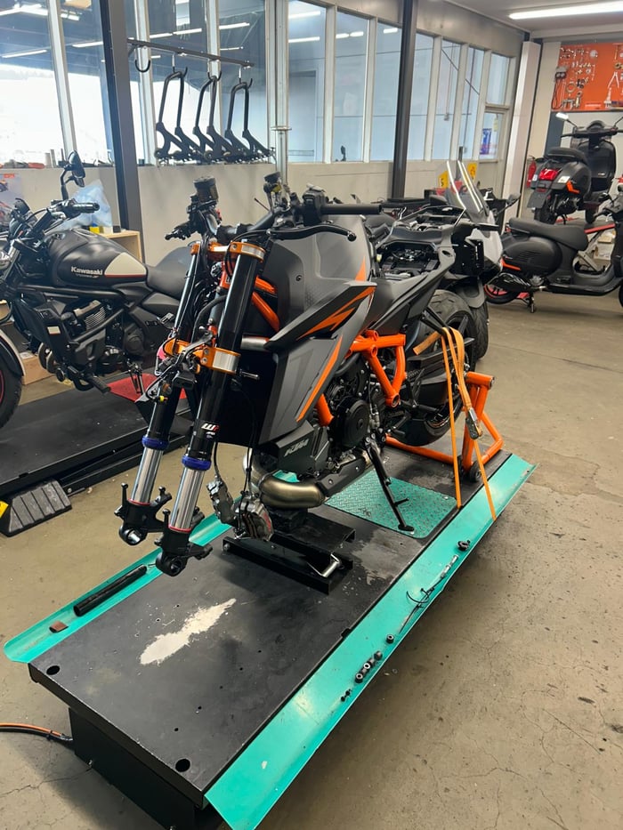 KTM 1290 Super Duke ohne Frontgabel auf der Hebebühne in der Werkstatt von Moto-Center WEST