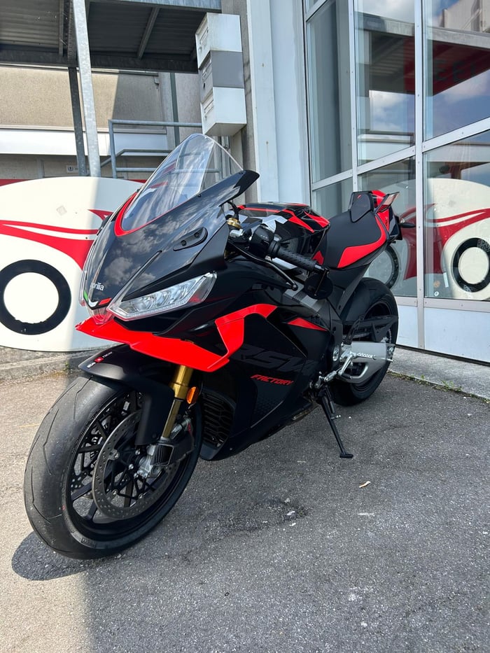 Aprilia RSV4 Factory in Schwarz-Rot vor dem Moto-Center WEST in St. Gallen