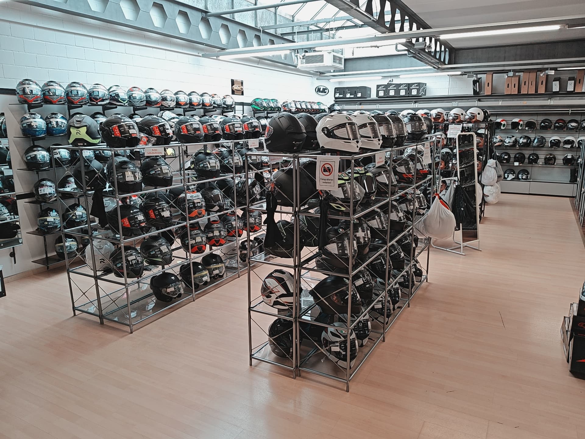 Helmwelt mit HJC, LS2 und AGV im Moto-Center WEST St. Gallen