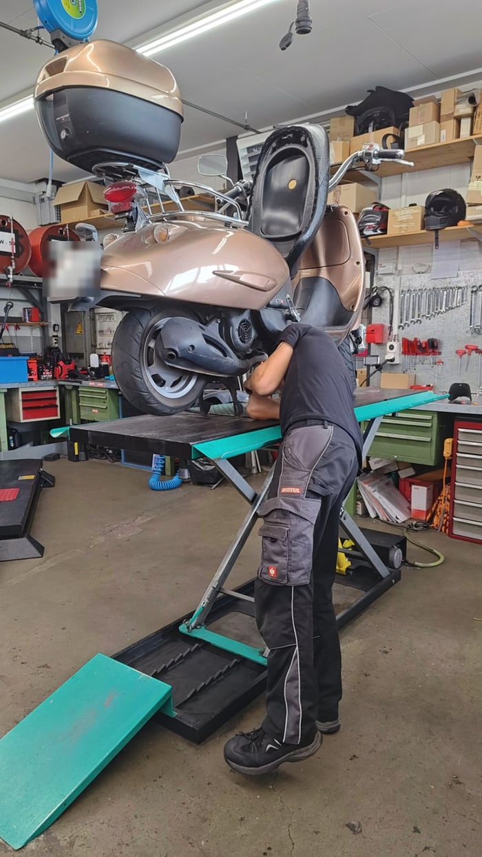 Vespa auf der Hebebühne beim Service in der Werkstatt von Moto-Center WEST St. Gallen