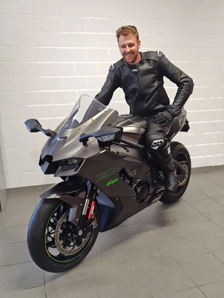 Kawasaki Ninja Neufahrzeug mit Fahrer in der Ostschweiz