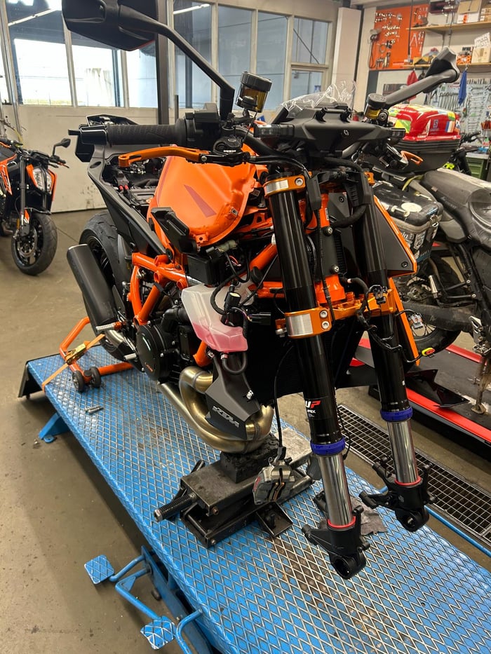 Zerlegte KTM auf der Hebebühne mit ausgebauter WP-Apex-Gabel während des Umbaus