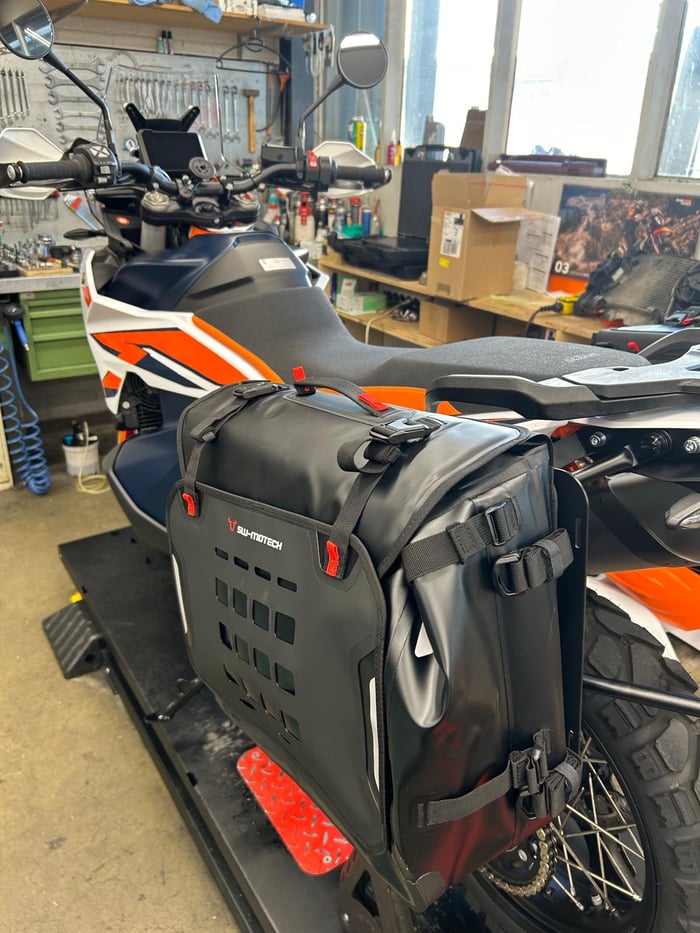 KTM Adventure mit montierten SW-Motech Seitentaschen und Gepäckträger in der Werkstatt