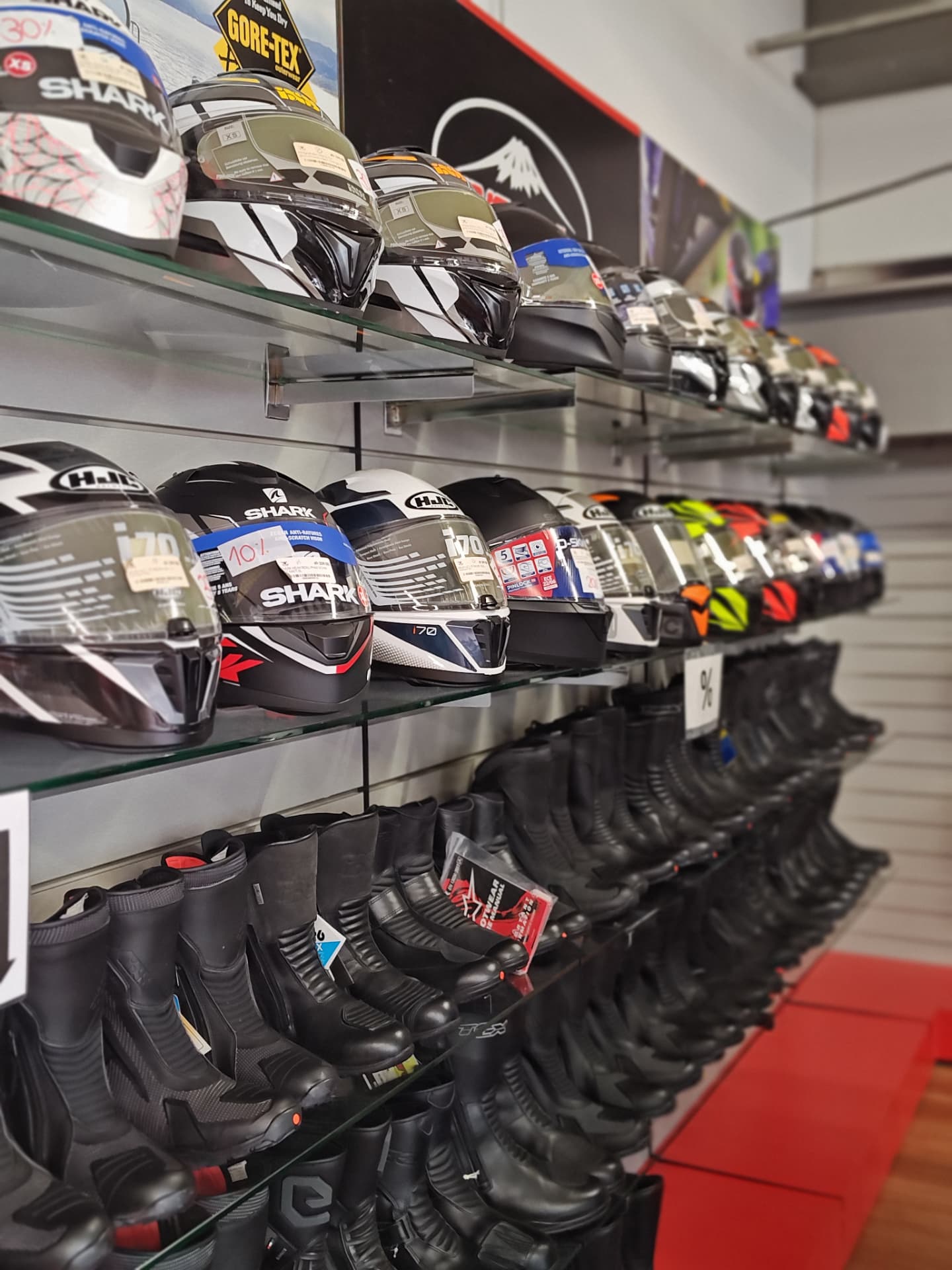 Stiefel im Motorradbekleidungs-Shop des Moto-Center WEST St. Gallen