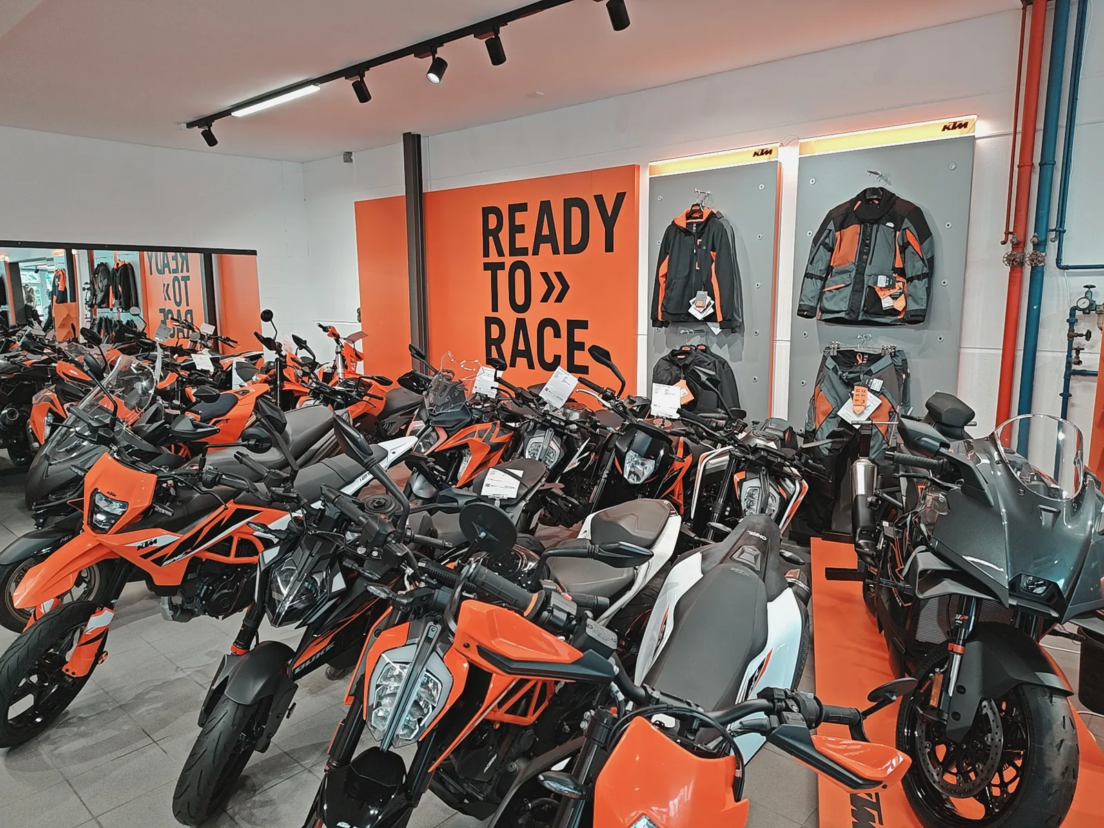 KTM-Motorräder und Bekleidung im Moto-Center WEST Showroom