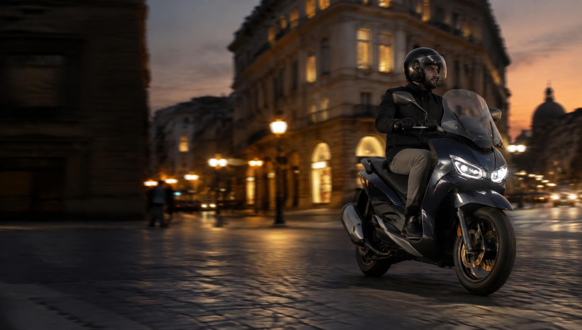 Piaggio Grossrad-Roller abends in der Altstadt Piaggio Grossrad-Roller abends in der Altstadt
