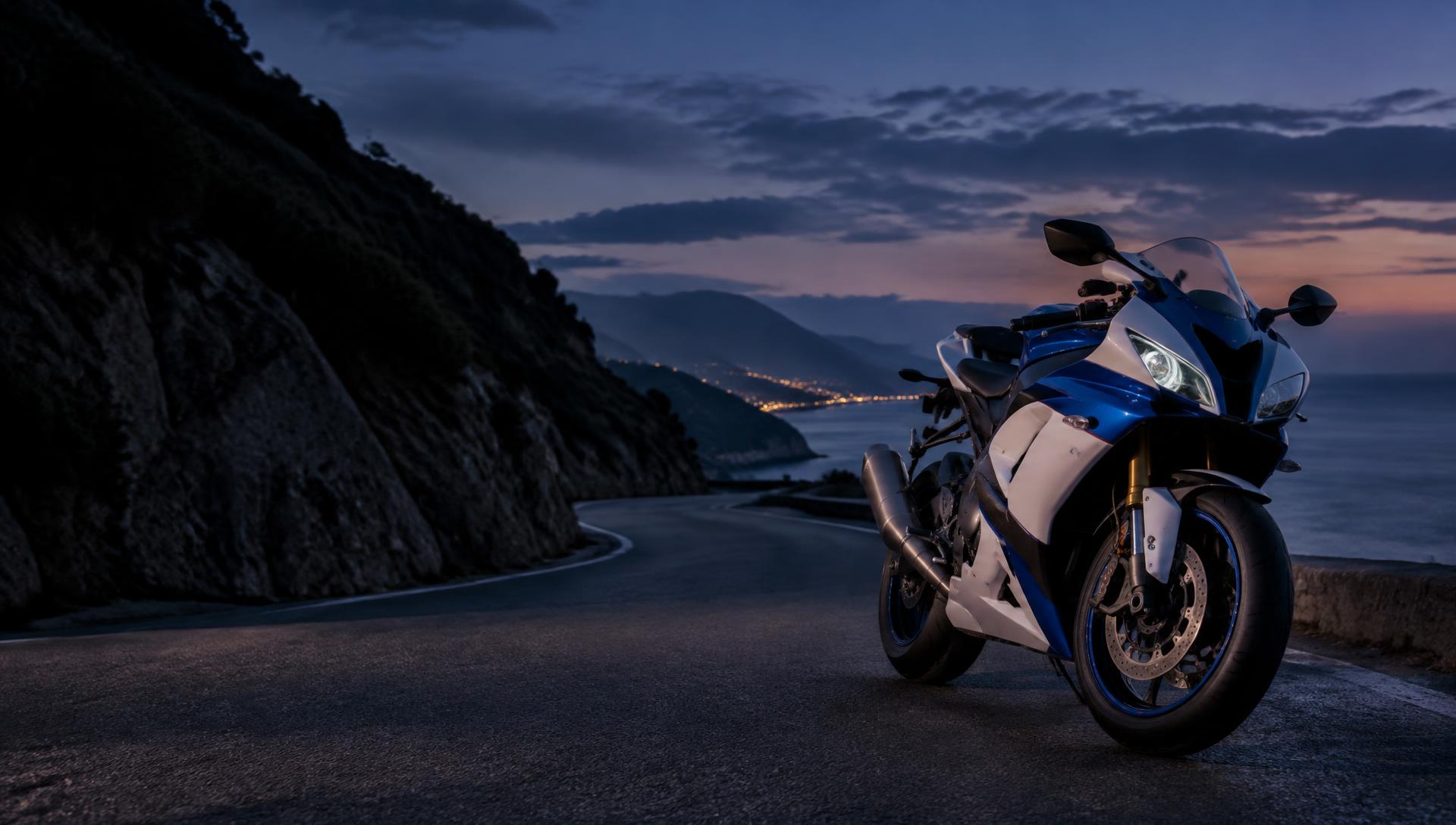 Suzuki Sportmotorrad an einer Küstenstrasse in der Dämmerung Suzuki Sportmotorrad an einer Küstenstrasse in der Dämmerung